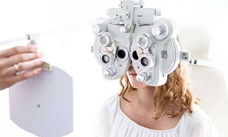 老花鏡配一副夠嗎？該怎么配才對？