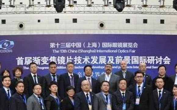 老花鏡技術(shù)革命，漸進(jìn)多焦鏡才是最佳解決方案