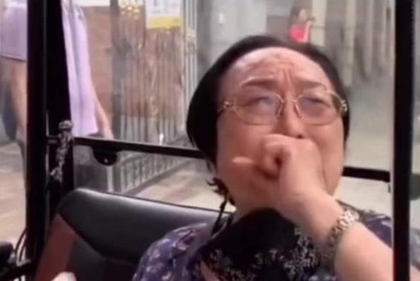 老花鏡不能隨意佩戴，按照年齡度數(shù)購(gòu)買不準(zhǔn)確