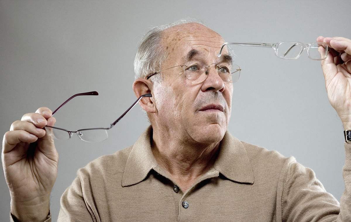 老花鏡的五大弊端，一個對策就能解決