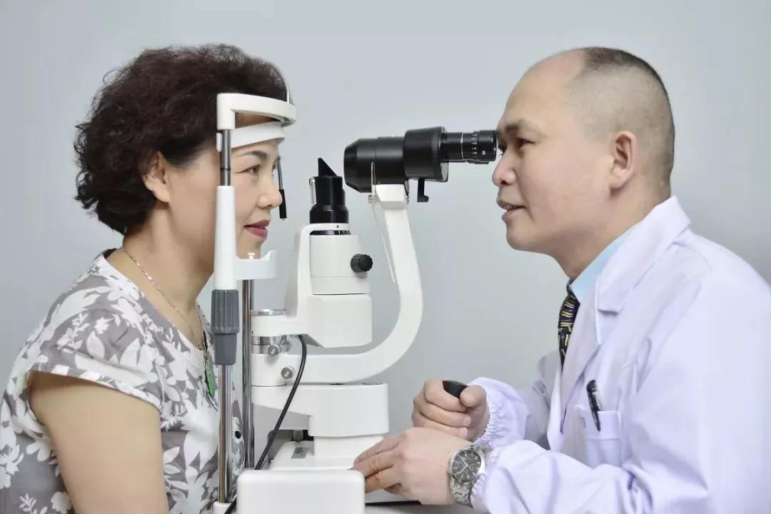 眼鏡店驗(yàn)光，網(wǎng)上配鏡行嗎？